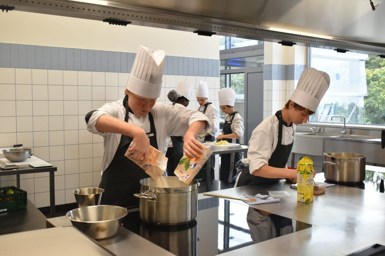 PIVA maakt 1000 potten confituur voor ‘Jam-actie’ kinderarmoedestichting 