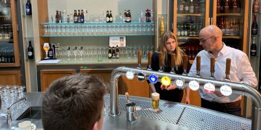 Celine De Smet tijdens de workshop bier tappen en serveren